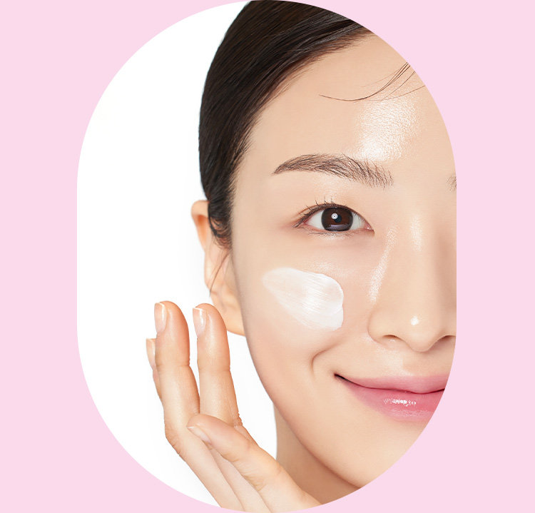 Flora glow rose smoothing cream's model